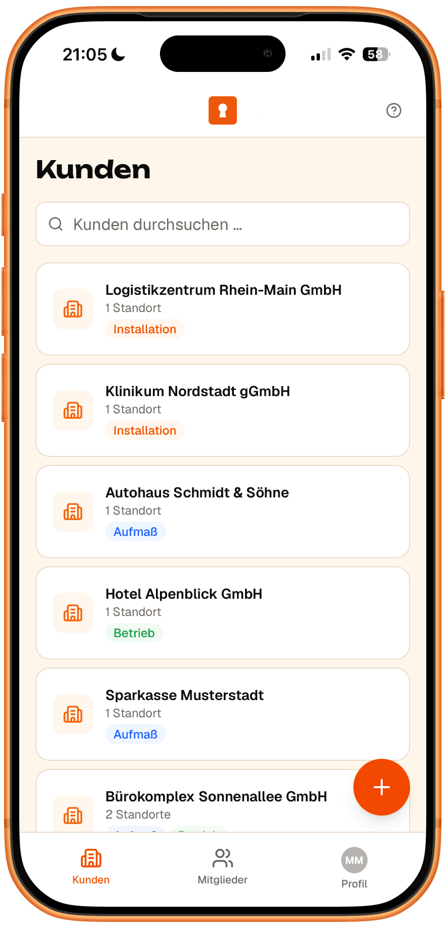 Keyra auf dem iPhone: Kundenübersicht mit Projekten wie „Klinikum Nordstadt gGmbH“ und deren Projektphase — Aufmaß, Installation oder Betrieb.