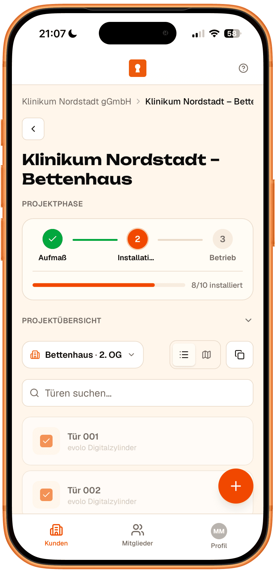 Keyra auf dem iPhone: dasselbe Projekt in der Phase Installation, Aufmaß abgeschlossen, 8 von 10 Türen als eingebaut abgehakt.